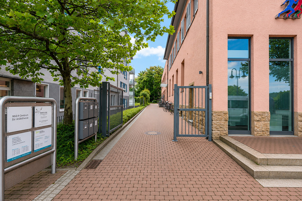 MVZ Goslar Zuweg von der Straße